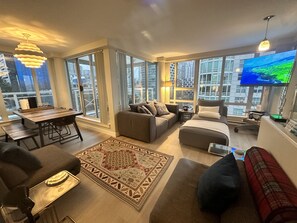Smart TV, fireplace, books, stereo - Penthouse with 3 decks w/ water views on Beach /Seawall (Vancouver)