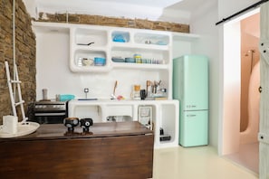 Réfrigérateur, four à micro-ondes, un four, surface de cuisson