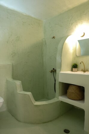 Haartrockner, Handtücher, Seife, Toilettenpapier