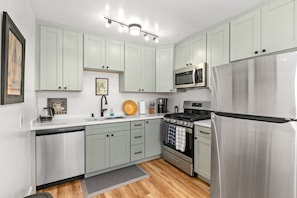 Geladeira, micro-ondas, fogão, cooktop
