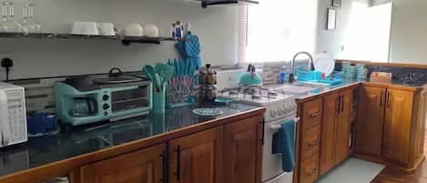 Een koelkast, een microgolfoven, een oven, een kookplaat