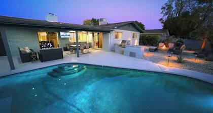Heated Pool/Fire Lounge/TVpatio Oasis in Uptown!