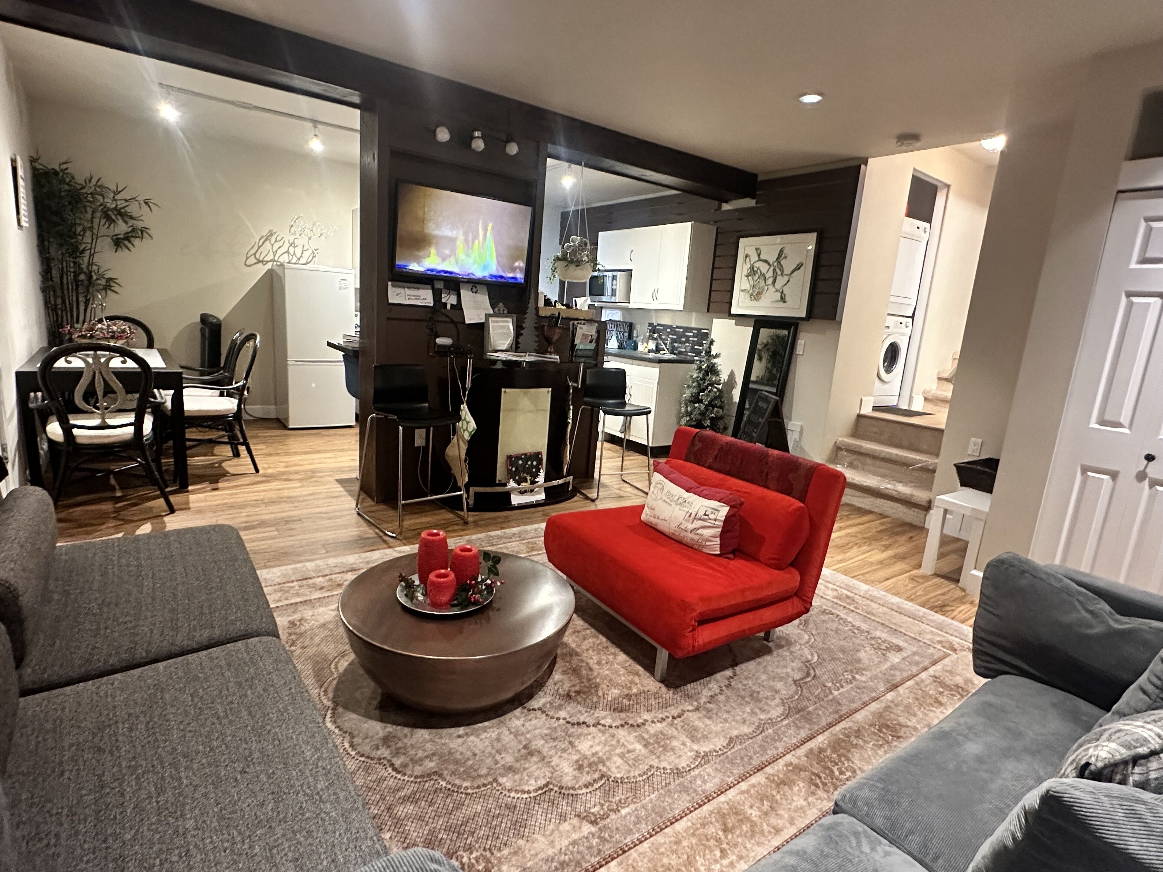 智能电视、壁炉、书、立体声音响