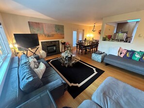Smart TV, fireplace, books, stereo