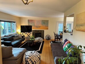 Smart TV, fireplace, books, stereo