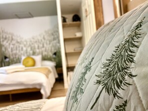 2 habitaciones, escritorio, tabla de planchar con plancha y wifi gratis