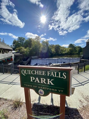 Property grounds - Cozy VT Retreat  • Coffee Bar •Fireplace • Near Quechee Gorge • Min to Woodstock (Hartford)