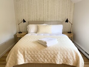 2 soverom, skrivebord, strykejern/-brett og wi-fi (inkludert)