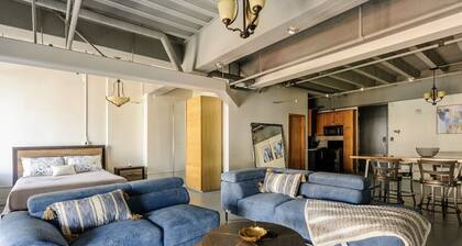 Lovely Condo in Downtown LA w/ Great Views & Pool