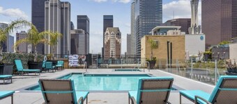 Lovely Condo in Downtown LA w/ Great Views & Pool