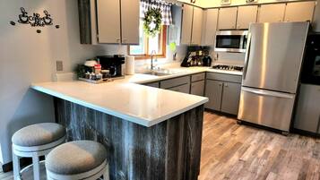 Frigorífico, microondas, horno y placa de cocina