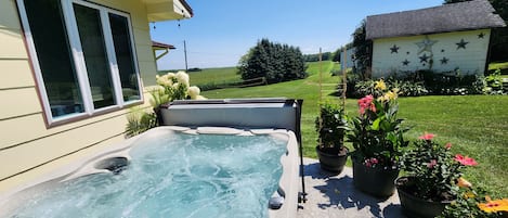 Outdoor spa tub