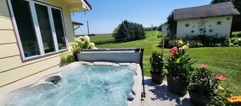 COUNTRY VIEW GETAWAY: ATV/UTV and Country Living Combined, Sleeps 8, near Town.