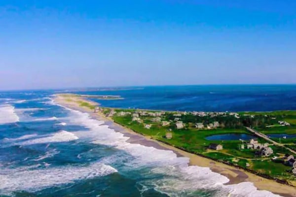 En la playa, camastros y toallas de playa