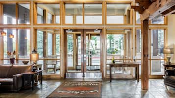 Televisi 40-inci dengan saluran TV kabel dan perapian