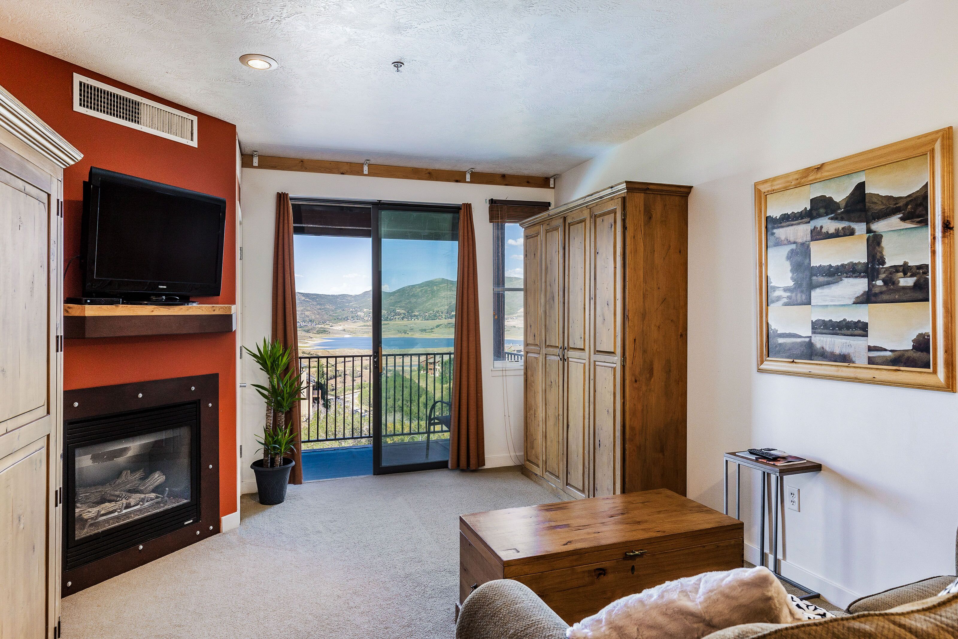 Condo, Multiple Beds, Balcony, Mountain View | Living room | 40-inch TV with cable channels, fireplace