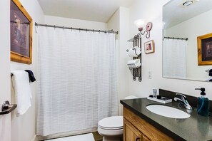 Condo, Multiple Beds, Balcony, Mountain View | Bathroom