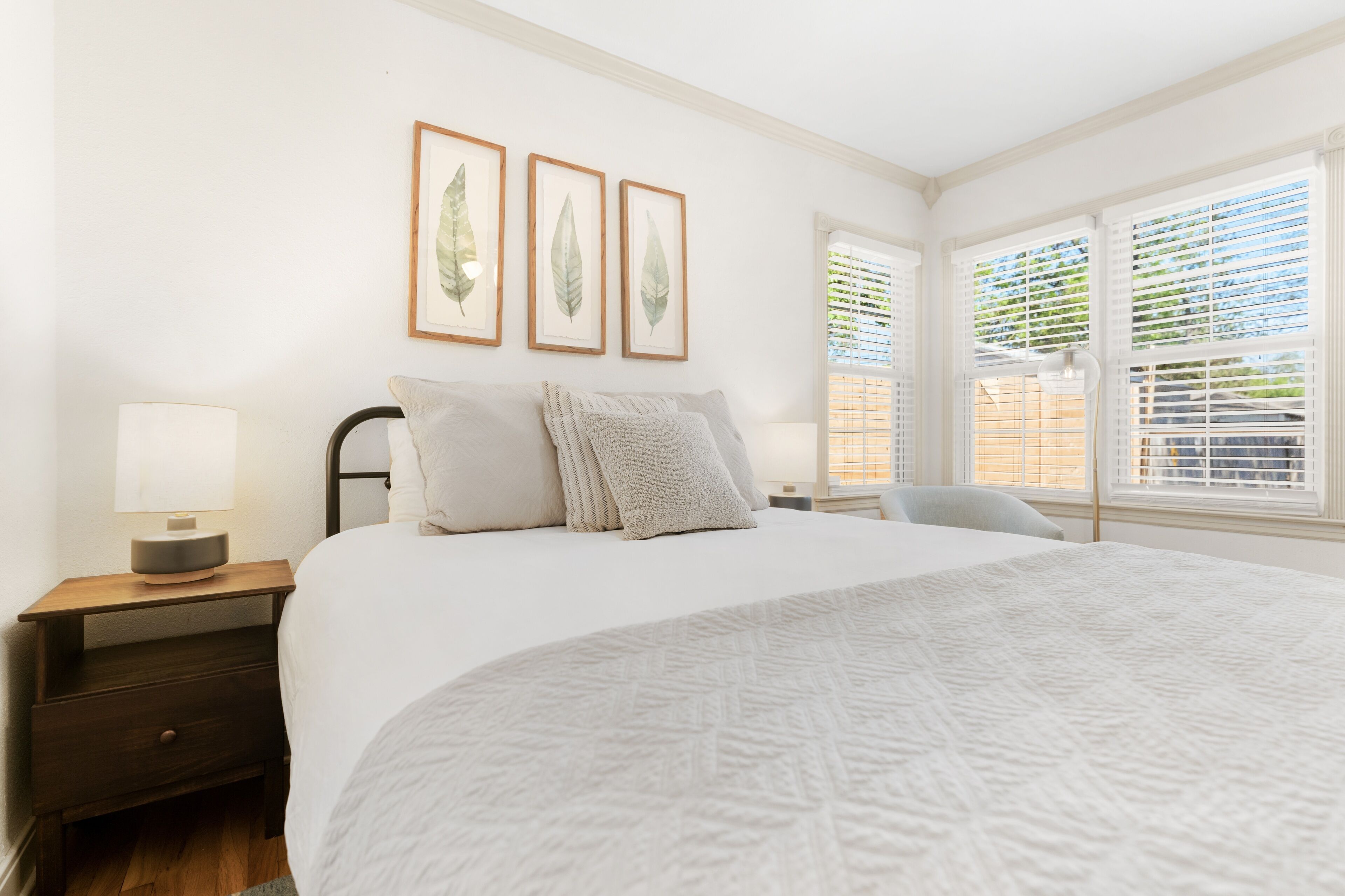 2 makuuhuonetta, työpöytä, silitysrauta/-lauta, vauvan matkasänky