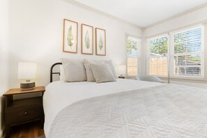 2 habitaciones, escritorio y tabla de planchar con plancha