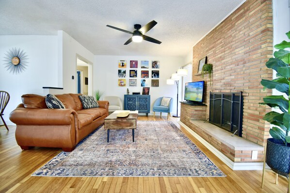 Smart TV, chimenea, libros y biblioteca musical