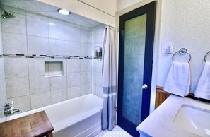 Combined shower/tub, eco-friendly toiletries, hair dryer, towels - Tech Terrace Bungalow~Pet Friendly Yard~Walk To TTU Campus! (Lubbock)