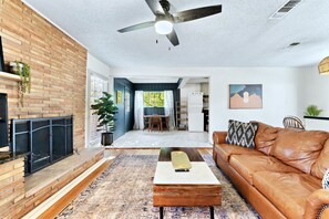 Smart TV, chimenea, libros y biblioteca musical