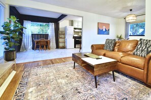 Smart TV, chimenea, libros y biblioteca musical 