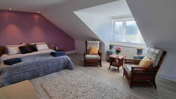 3 slaapkamers, een bureau, een strijkplank/strijkijzer, reisbedje