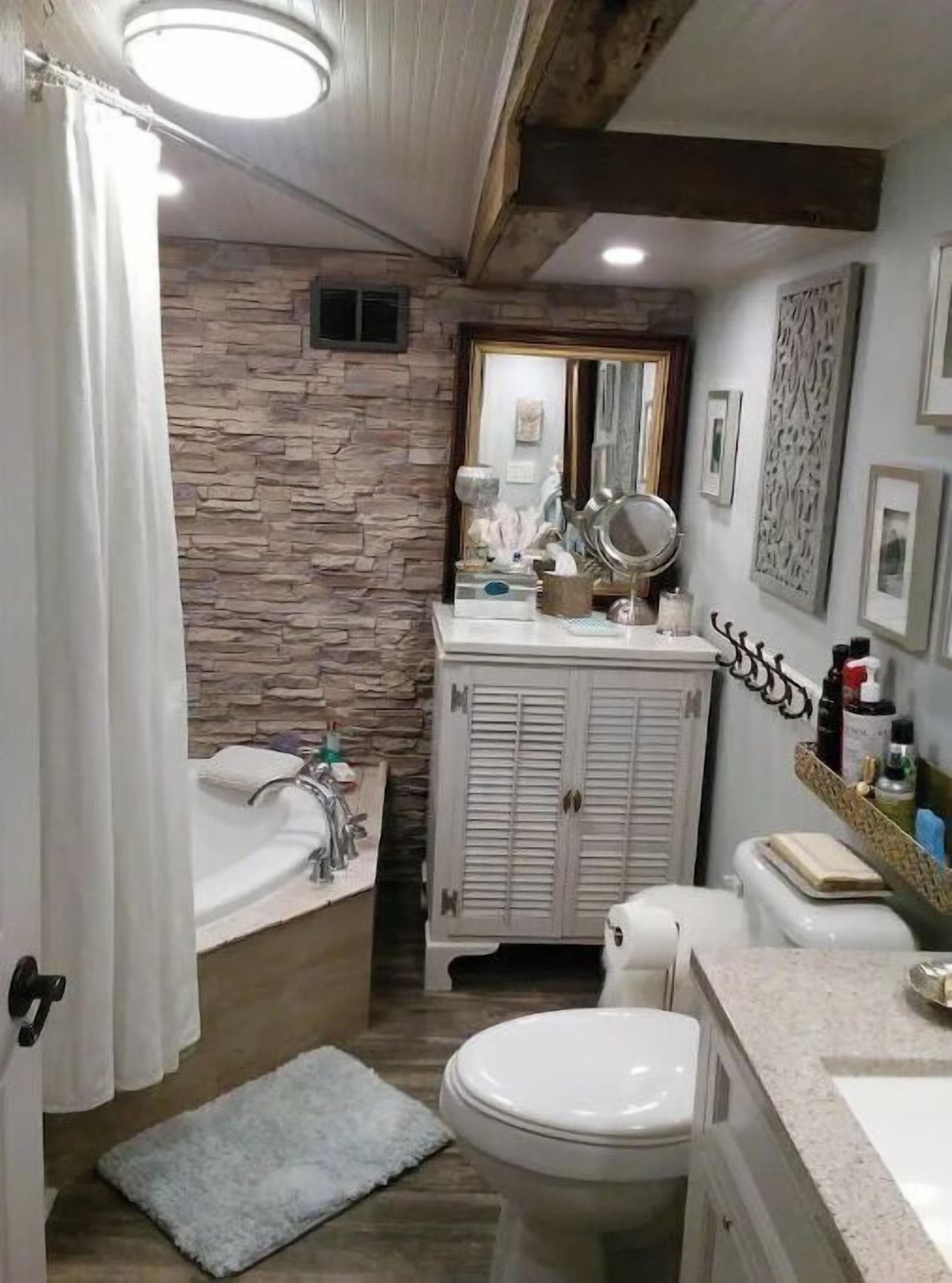 Een douche, een haardroger, handdoeken, zeep