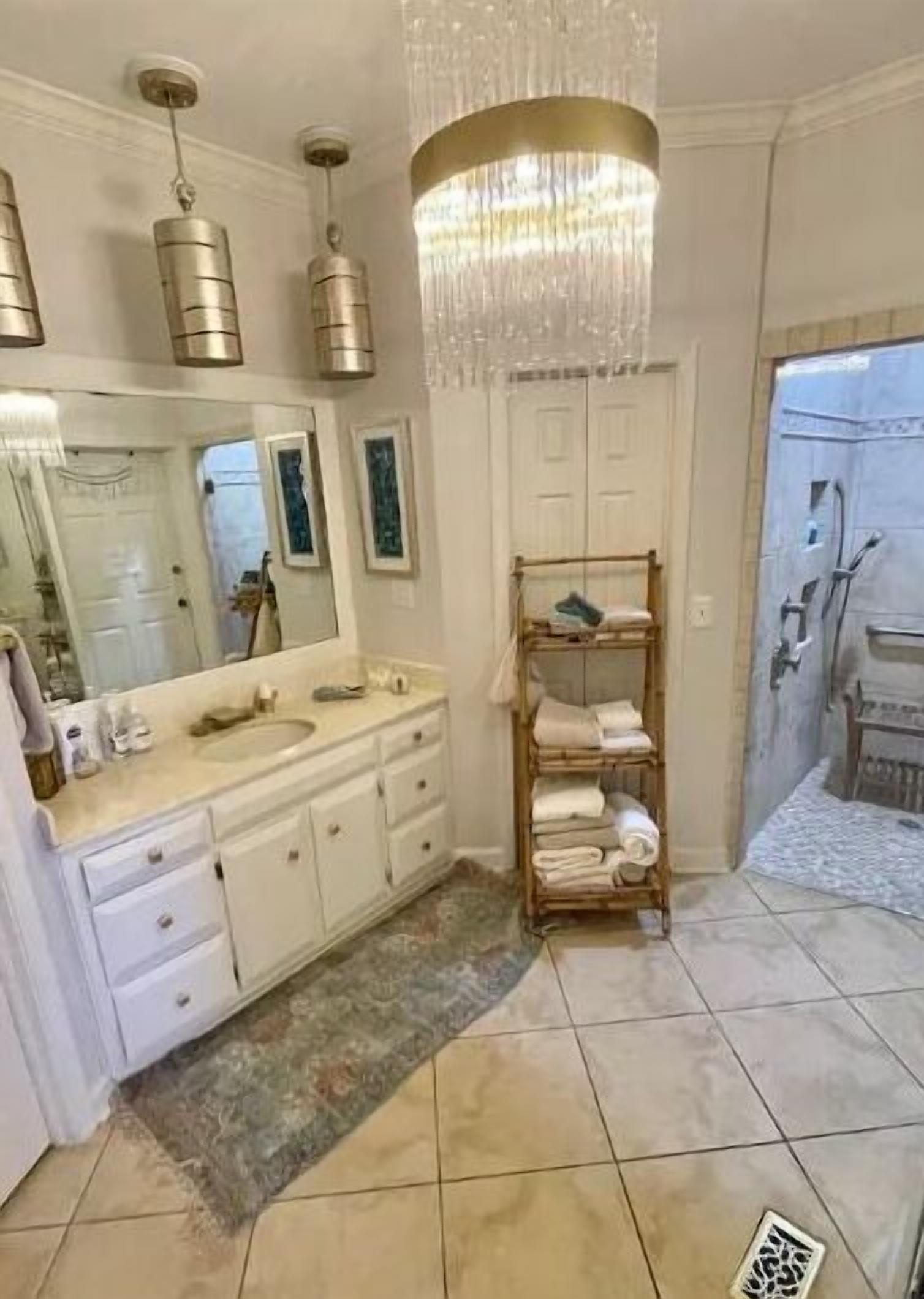 Een douche, een haardroger, handdoeken, zeep