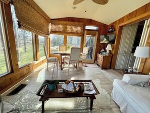 Una Smart TV, una chimenea, libros