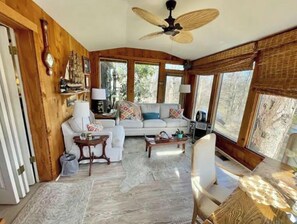 Smart-TV, Kamin, Bücher