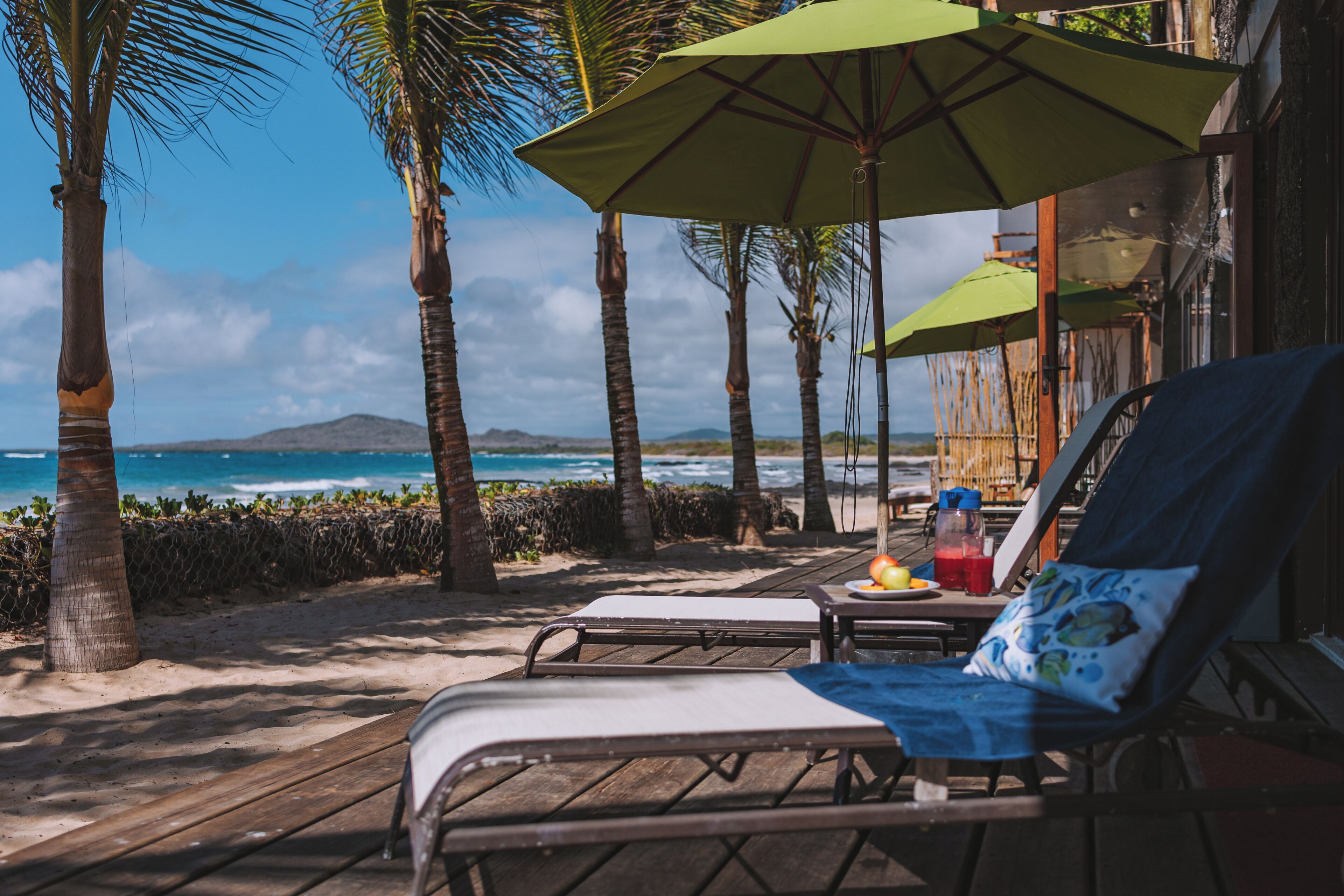 Am Strand, weißer Sandstrand, Cabañas (kostenlos), Liegestühle