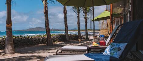 En la playa, arena blanca, camas de playa gratis