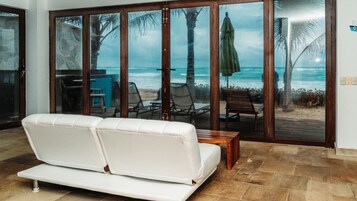 Una Smart TV, Netflix, servicios de streaming, una oficina