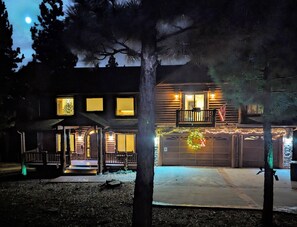 Exterior - Bel Air of Big Bear - Fun + Tech + 5BR + Massive Cabin - Large Capacity ! ! ! (Big Bear)