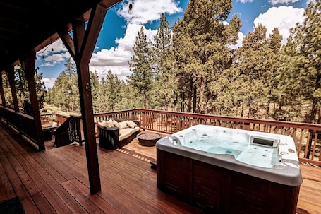 Outdoor spa tub. Bel Air of Big Bear - Fun + Tech + 5BR + Massive Cabin - Large Capacity ! ! !