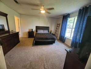 3 bedrooms, desk, travel cot, free WiFi