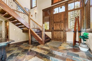 Interior - Twin Peaks Lodge 🏡 Views ☀️ Hot Tub ⛳️ Golf ⛷Ski • $0 Cleaning (Keystone)