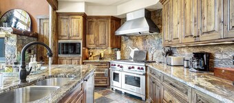 Twin Peaks Lodge 🏡 Views ☀️ Hot Tub ⛳️ Golf ⛷Ski • $0 Cleaning