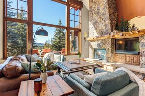 Smart TV, chimenea y estéreo