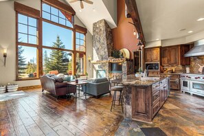 Interior - Twin Peaks Lodge 🏡 Views ☀️ Hot Tub ⛳️ Golf ⛷Ski • $0 Cleaning (Keystone)