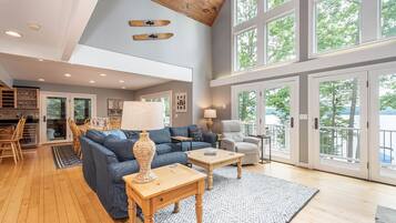 House, Multiple Beds, Hot Tub | Living room | 40-inch TV with cable channels, fireplace