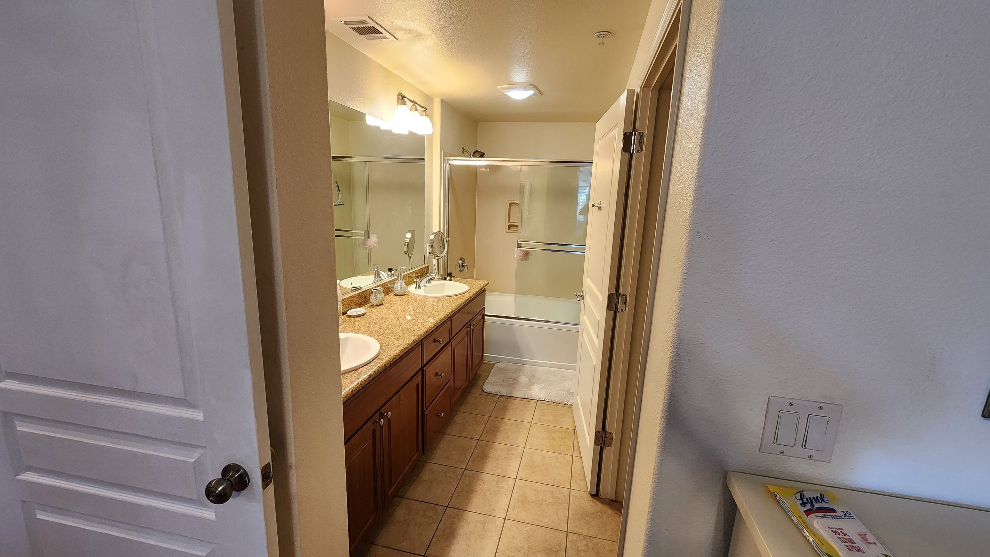 10 minutes walking to Levi's Stadium and close distance to Airports