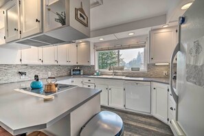 Fridge, microwave, stovetop, dishwasher - Near Snoqualmie River! Cozy Home in Rural Setting (Carnation)