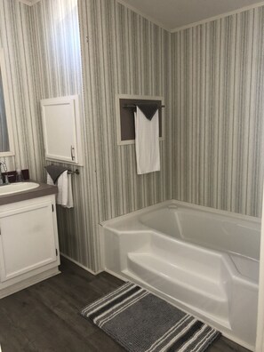 Kombinert dusj/badekar, hårføner, håndklær og såpe