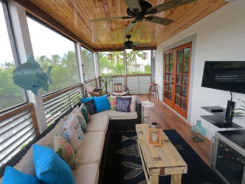 Mermaid House! Pool, Dockage, Outdoor Bar!