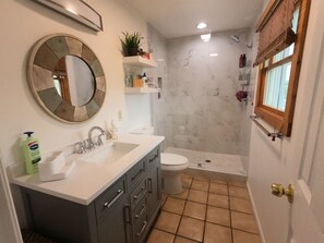 Combined shower/bathtub, hair dryer, towels, soap - Mermaid House: Heated Pool, Dual Dockage & Outdoor Bar on the Canal (Ramrod Key)