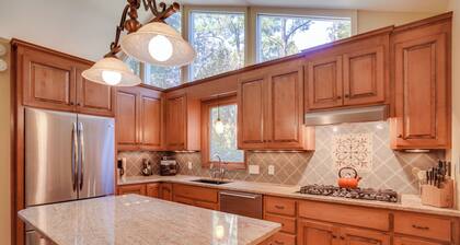 Cozy Abode w/ Yard ~ 1 Mi to Dtwn Summerville