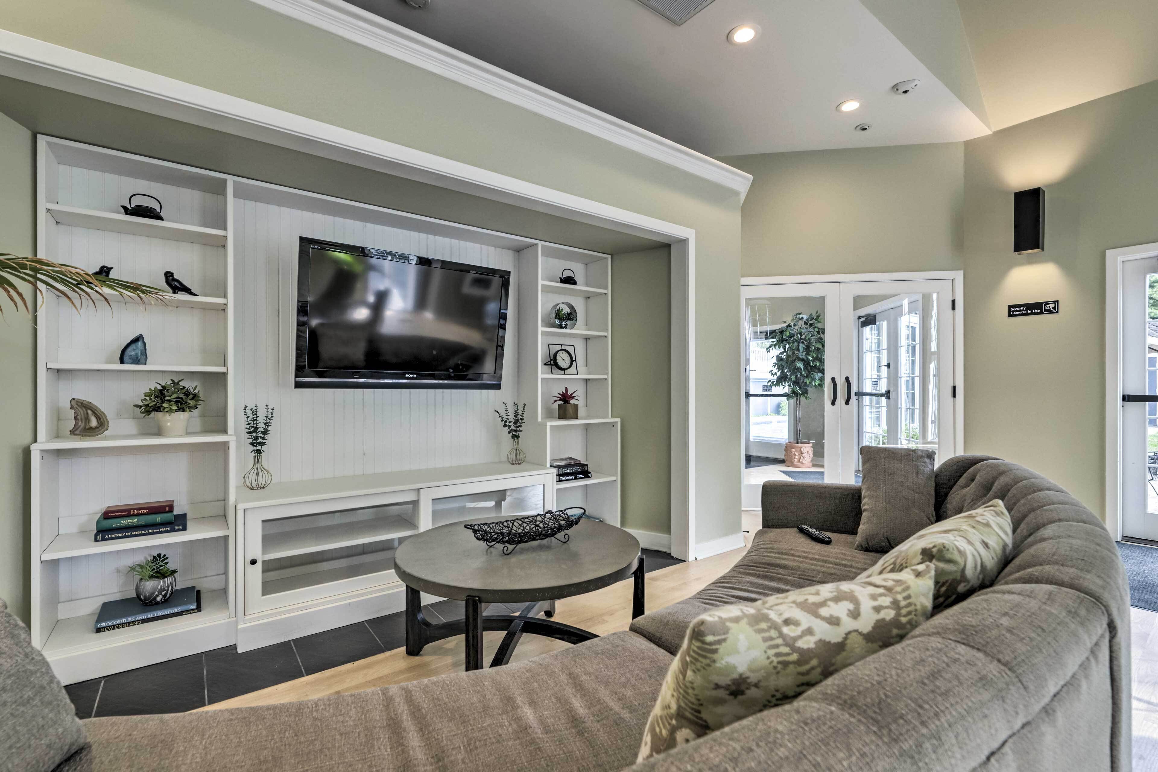 TV, fireplace